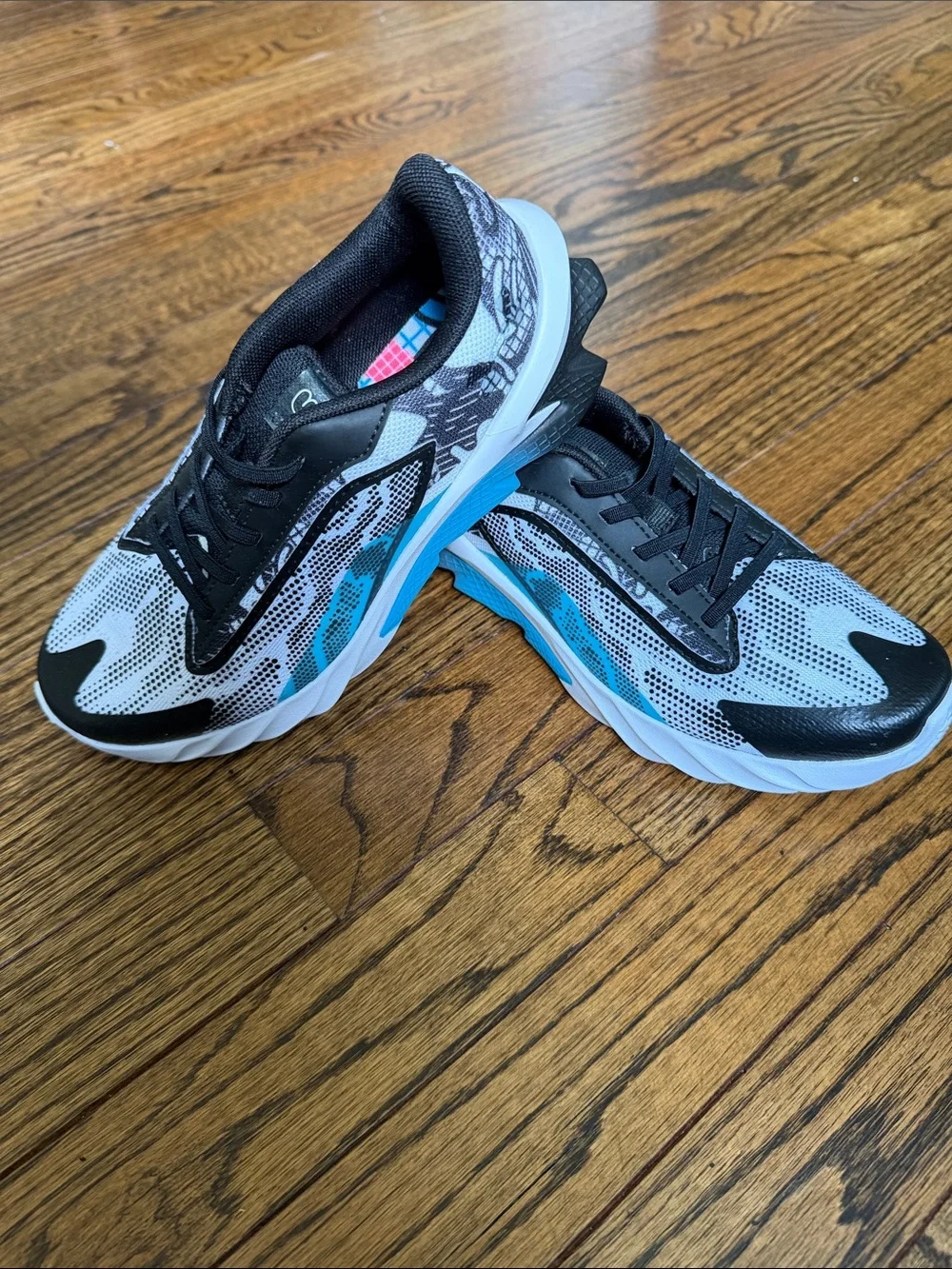 Boys size 3Y Under armour Lightweight Running Shoes in Black, White & Blue